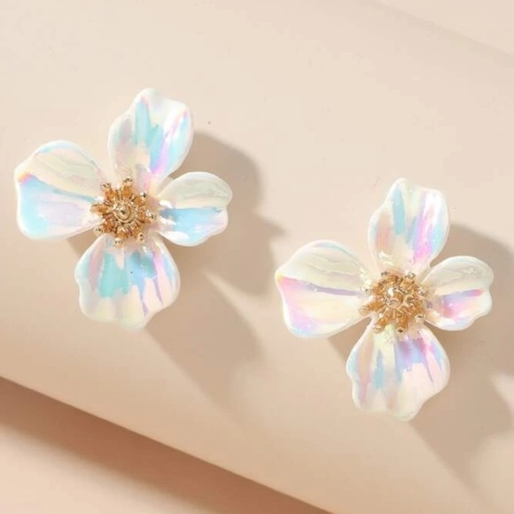 Free People Jewelry - Last pair! Iridescent acrylic floral dogwood stud earrings